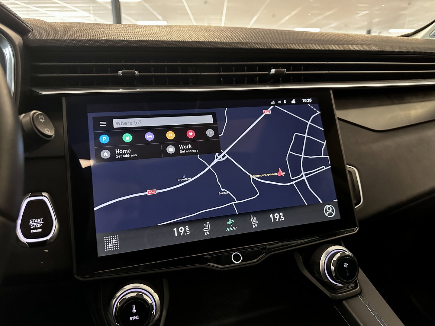Lynk & Co 01 1.5 | Blackpakket optioneel | 360° Camera | Panoramadak | Adaptive Cruise Control | Trekhaak | Keyless | Elektrische Bestuurdersstoel + Geheugen | Parkeersensoren | Apple Carplay | Android Auto |