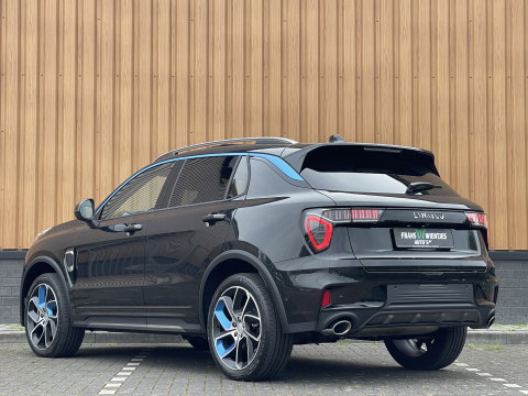 Lynk & Co 01 1.5 | Blackpakket optioneel | 360° Camera | Panoramadak | Adaptive Cruise Control | Trekhaak | Keyless | Elektrische Bestuurdersstoel + Geheugen | Parkeersensoren | Apple Carplay | Android Auto |