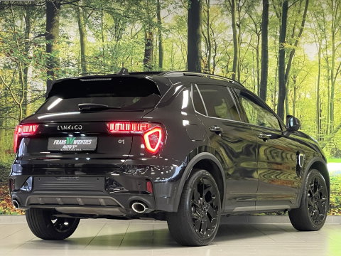 Lynk & Co 01 1.5 | Blackpakket optioneel | 360° Camera | Panoramadak | Adaptive Cruise Control | Trekhaak | Keyless | Elektrische Bestuurdersstoel + Geheugen | Parkeersensoren | Apple Carplay | Android Auto |