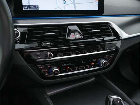 BMW 5 Serie 530e M-Sportpack Business Edition Plus (Plug-in) {SoH-86%} (INCL-BTW) *PANO | LEATHER | FULL-LED | MEMORY-PACK | HARMAN/KARDON | BLINDSPOT | DIGI-COCKPIT | CAMERA | NAVI-FULLMAP | PRIVACY-GLASS | SHIFTPADDLES | ECC | PDC | HEAD-UP | 19''ALU*