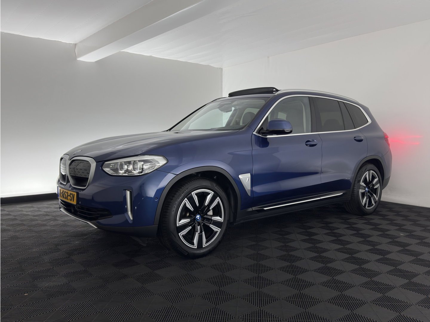 BMW iX3 Executive 80 kWh [3-Fase-11kW] {SoH-99%} (INCL.BTW) Aut. *PANO | LEATHER | ADAPTIVE-CRUISE | FULL-LED | MEMORY-PACK | BLIND-SPOT | DIGI-COCKPIT | HEATED-COMFORTSEATS | CAMERA | DAB+ | NAVI-FULLMAP | TOWBAR | 19''ALU*