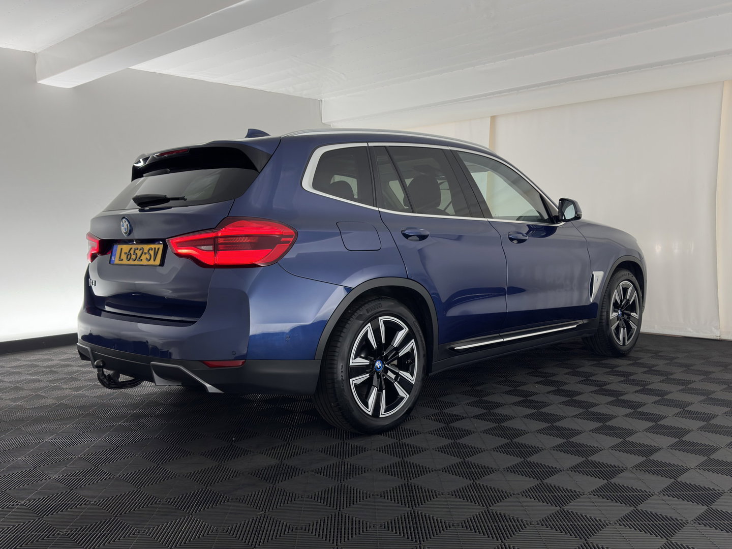BMW iX3 Executive 80 kWh [3-Fase-11kW] {SoH-99%} (INCL.BTW) Aut. *PANO | LEATHER | ADAPTIVE-CRUISE | FULL-LED | MEMORY-PACK | BLIND-SPOT | DIGI-COCKPIT | HEATED-COMFORTSEATS | CAMERA | DAB+ | NAVI-FULLMAP | TOWBAR | 19''ALU*
