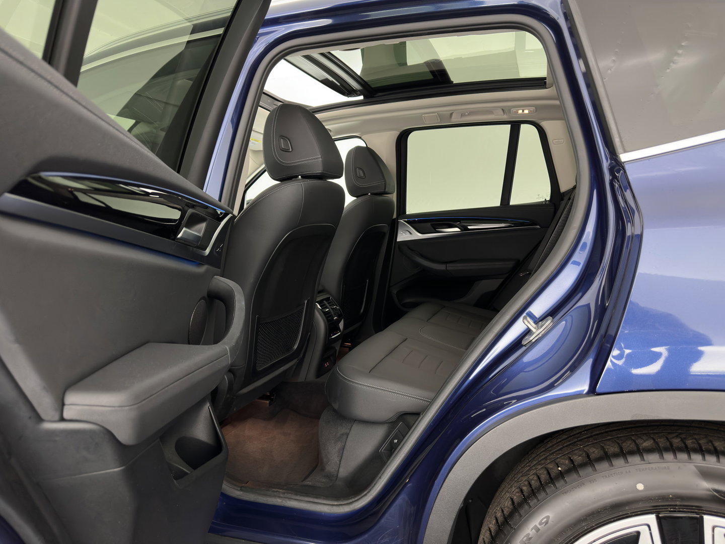 BMW iX3 Executive 80 kWh [3-Fase-11kW] {SoH-99%} (INCL.BTW) Aut. *PANO | LEATHER | ADAPTIVE-CRUISE | FULL-LED | MEMORY-PACK | BLIND-SPOT | DIGI-COCKPIT | HEATED-COMFORTSEATS | CAMERA | DAB+ | NAVI-FULLMAP | TOWBAR | 19''ALU*