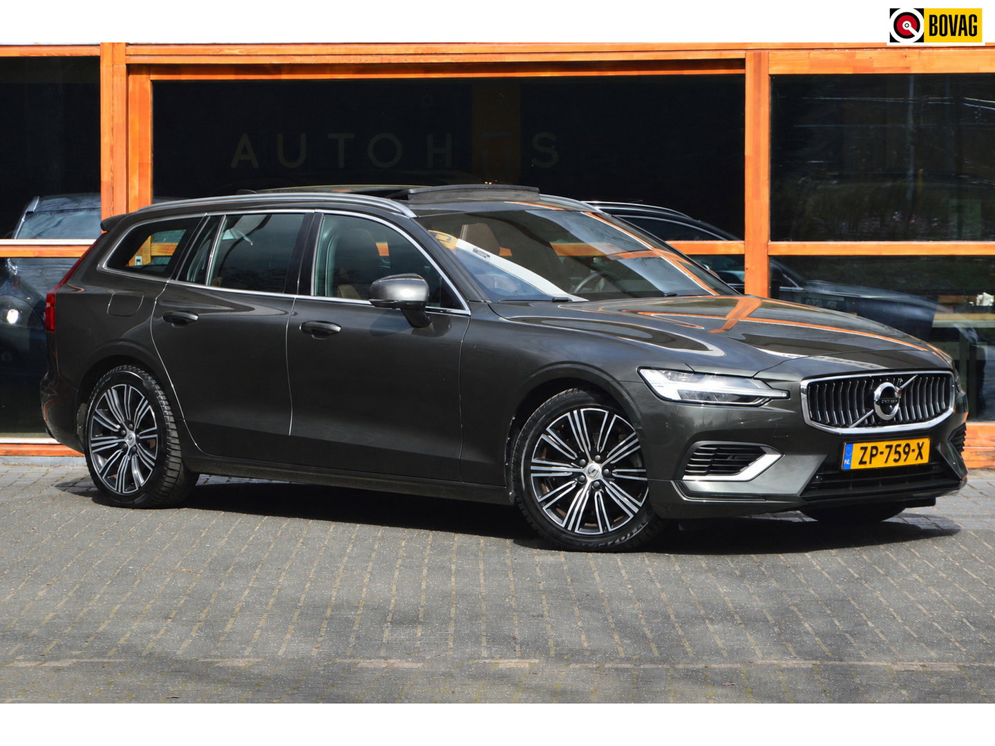 Volvo V60 T8 Hybride AWD Inscription | Panoramadak | Camera | Stoelverwarming | BLIS | Trekhaak |