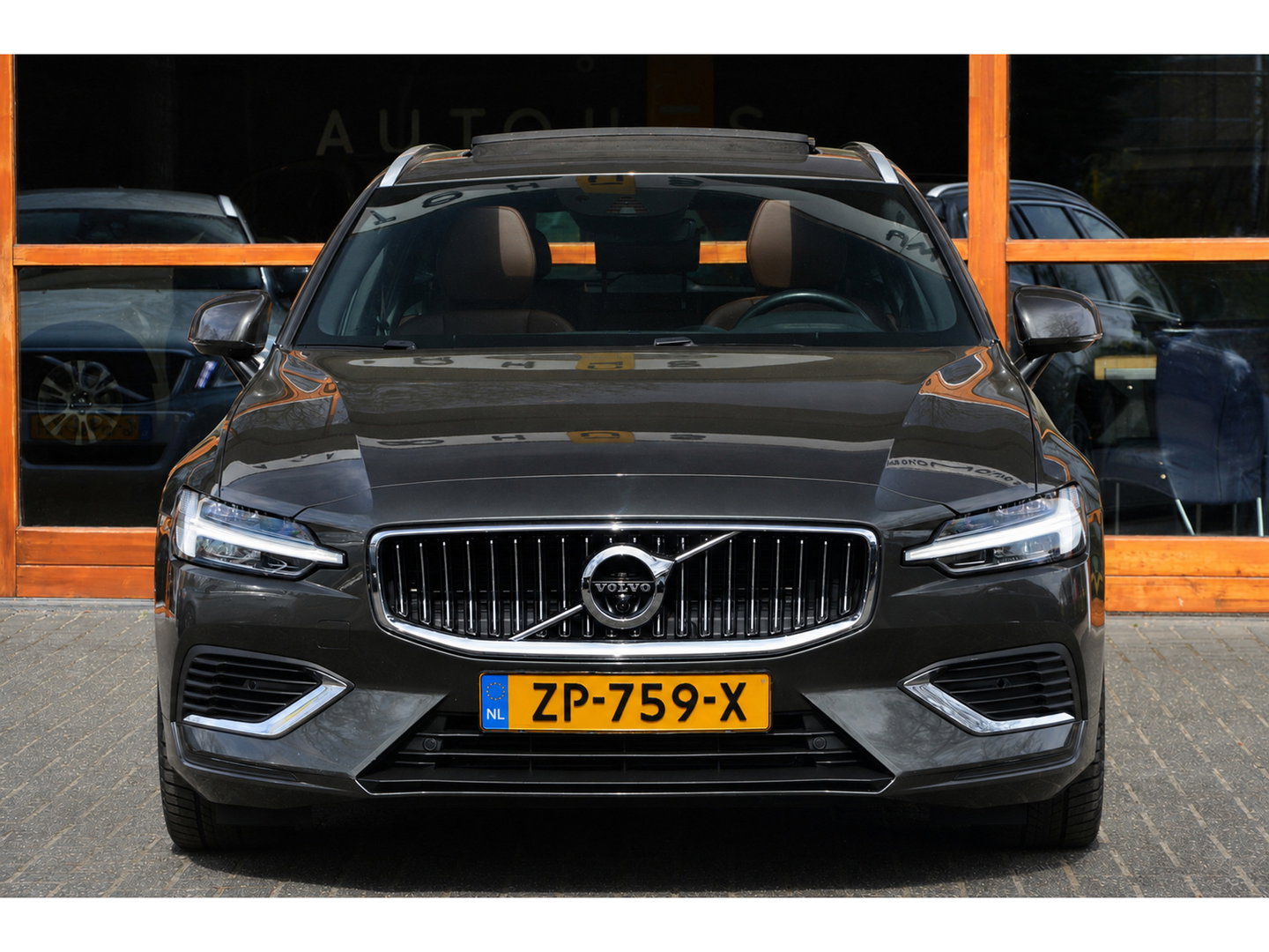 Volvo V60 T8 Hybride AWD Inscription | Panoramadak | Camera | Stoelverwarming | BLIS | Trekhaak |