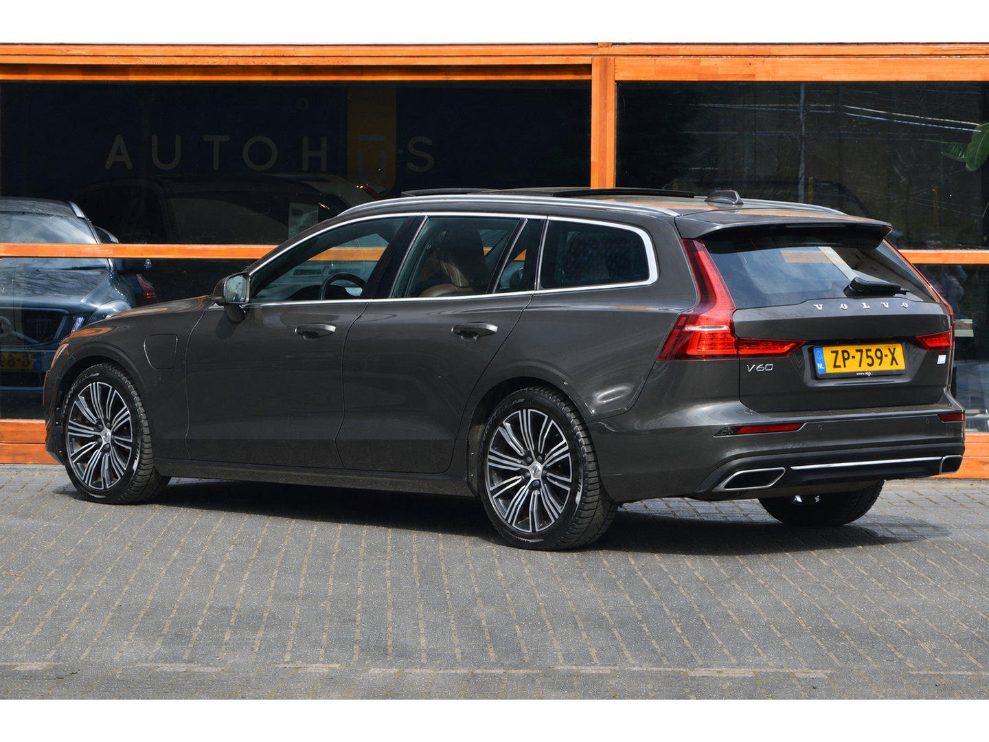 Volvo V60 T8 Hybride AWD Inscription | Panoramadak | Camera | Stoelverwarming | BLIS | Trekhaak |
