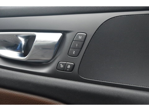 Volvo V60 T8 Hybride AWD Inscription | Panoramadak | Camera | Stoelverwarming | BLIS | Trekhaak |