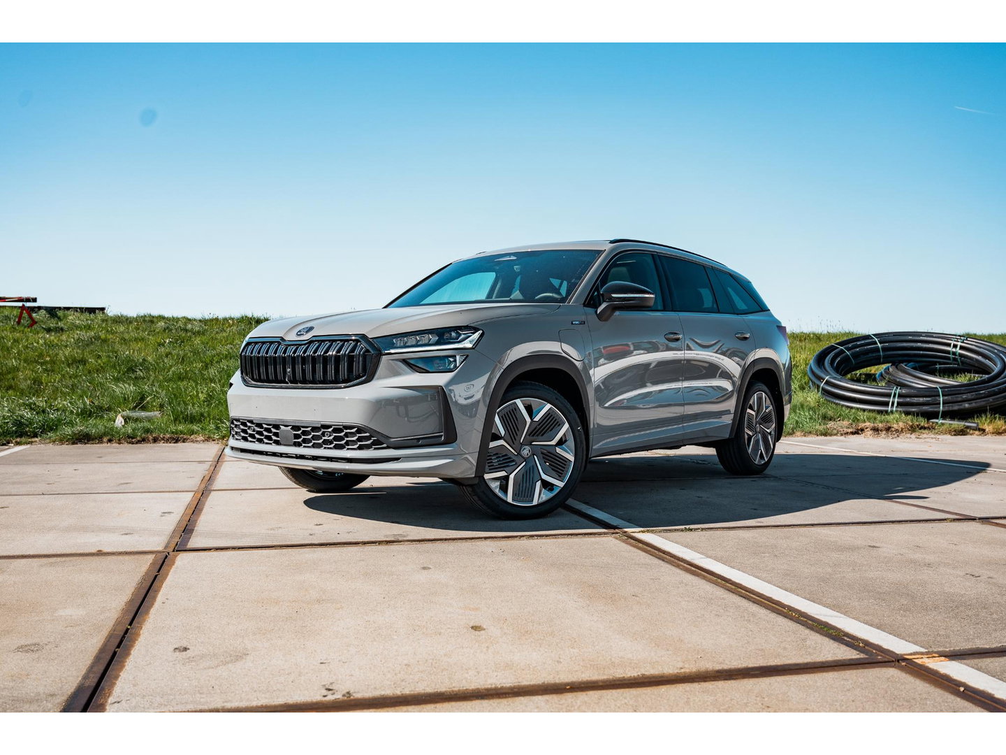 Škoda Kodiaq 1.5 TSI PHEV Sportline | PANO | TREKHAAK | 20" VELGEN | STEEL GREY