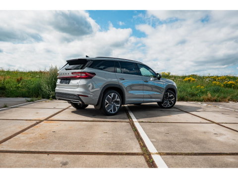 Škoda Kodiaq 1.5 TSI PHEV Sportline | PANO | TREKHAAK | 20" VELGEN | STEEL GREY