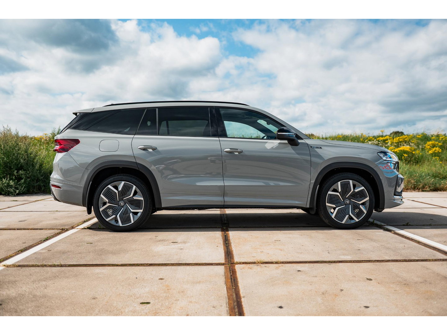 Škoda Kodiaq 1.5 TSI PHEV Sportline | PANO | TREKHAAK | 20" VELGEN | STEEL GREY