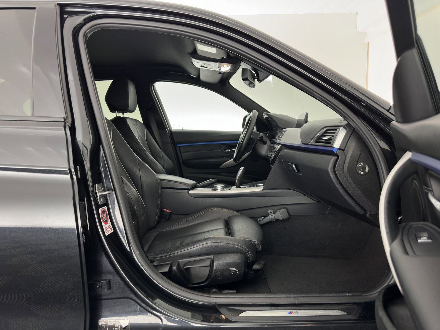 BMW 3-serie 330e Centennial High Executive M-Sportpack (Plug-in) (INCL.BTW) Aut. *LEATHER | FULL-LED | HEATED-SPORTSEATS | NAVI-FULLMAP | KEYLESS | PRIVACY-GLASS | ECC | PDC | CRUISE | 19''ALU*