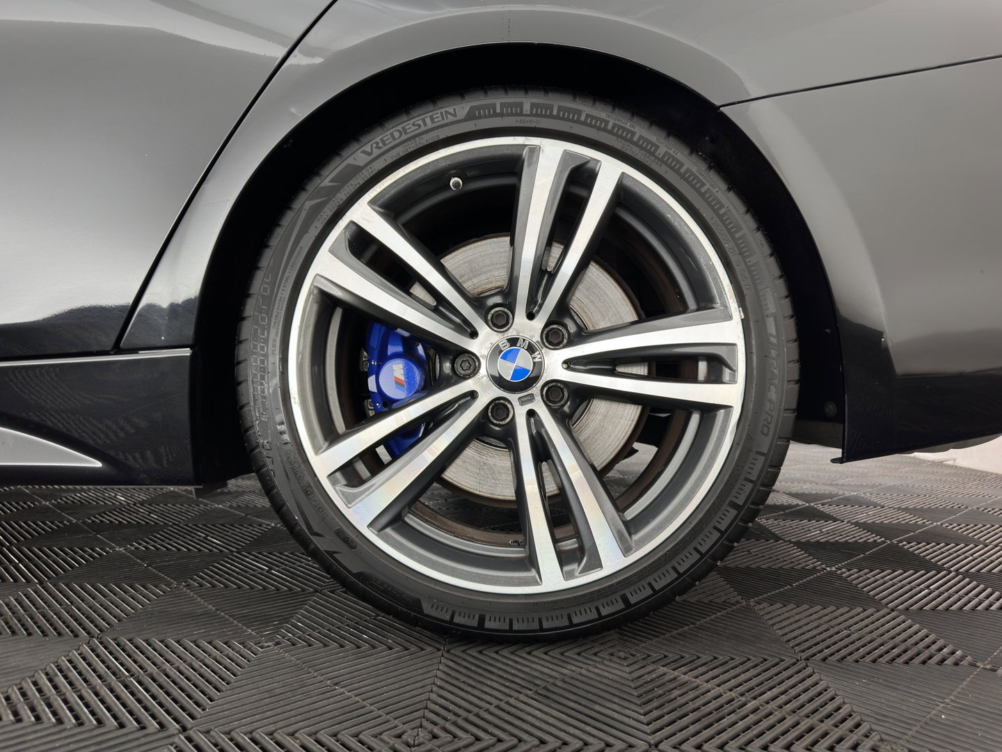 BMW 3-serie 330e Centennial High Executive M-Sportpack (Plug-in) (INCL.BTW) Aut. *LEATHER | FULL-LED | HEATED-SPORTSEATS | NAVI-FULLMAP | KEYLESS | PRIVACY-GLASS | ECC | PDC | CRUISE | 19''ALU*