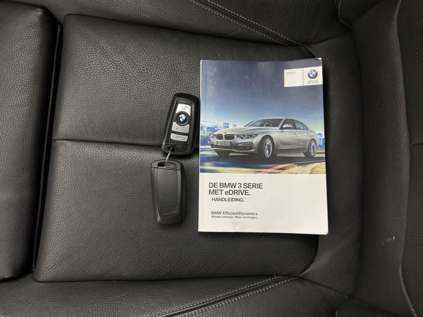 BMW 3-serie 330e Centennial High Executive M-Sportpack (Plug-in) (INCL.BTW) Aut. *LEATHER | FULL-LED | HEATED-SPORTSEATS | NAVI-FULLMAP | KEYLESS | PRIVACY-GLASS | ECC | PDC | CRUISE | 19''ALU*