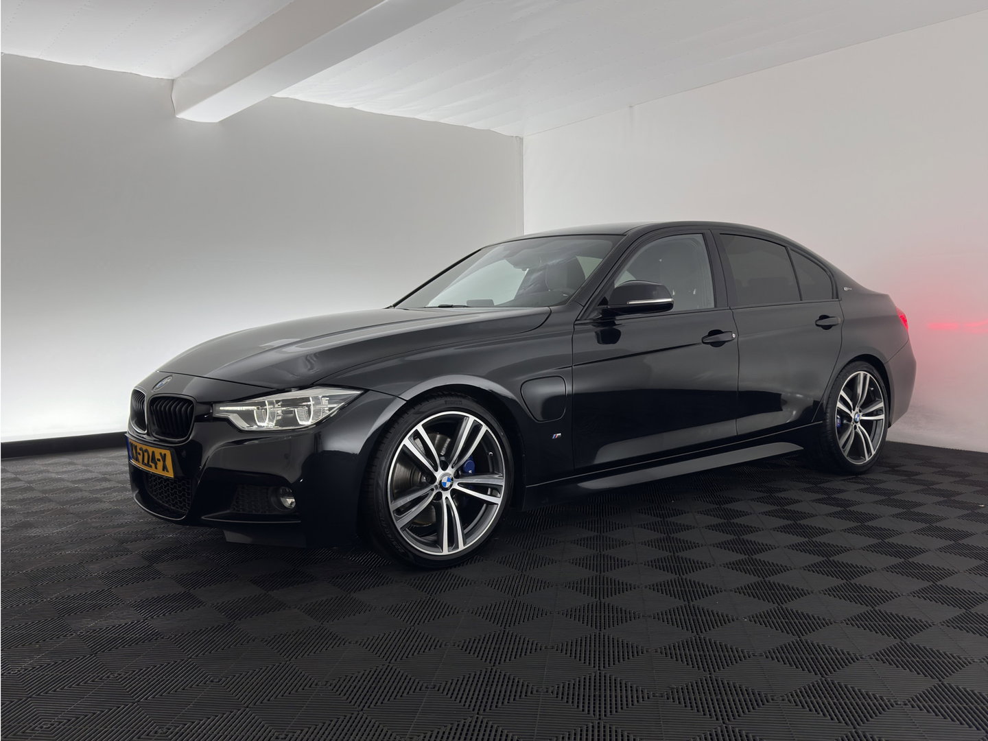 BMW 3-serie 330e Centennial High Executive M-Sportpack (Plug-in) (INCL.BTW) Aut. *LEATHER | FULL-LED | HEATED-SPORTSEATS | NAVI-FULLMAP | KEYLESS | PRIVACY-GLASS | ECC | PDC | CRUISE | 19''ALU*