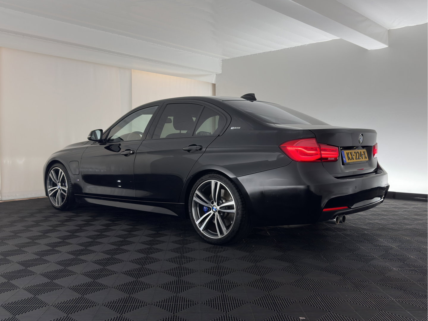 BMW 3-serie 330e Centennial High Executive M-Sportpack (Plug-in) (INCL.BTW) Aut. *LEATHER | FULL-LED | HEATED-SPORTSEATS | NAVI-FULLMAP | KEYLESS | PRIVACY-GLASS | ECC | PDC | CRUISE | 19''ALU*
