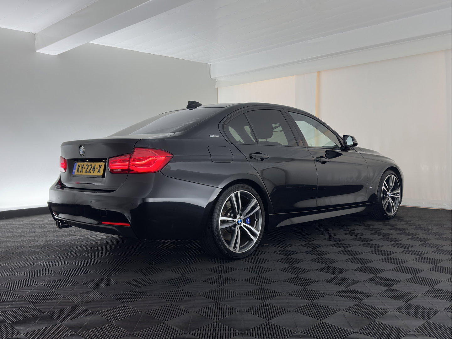BMW 3-serie 330e Centennial High Executive M-Sportpack (Plug-in) (INCL.BTW) Aut. *LEATHER | FULL-LED | HEATED-SPORTSEATS | NAVI-FULLMAP | KEYLESS | PRIVACY-GLASS | ECC | PDC | CRUISE | 19''ALU*
