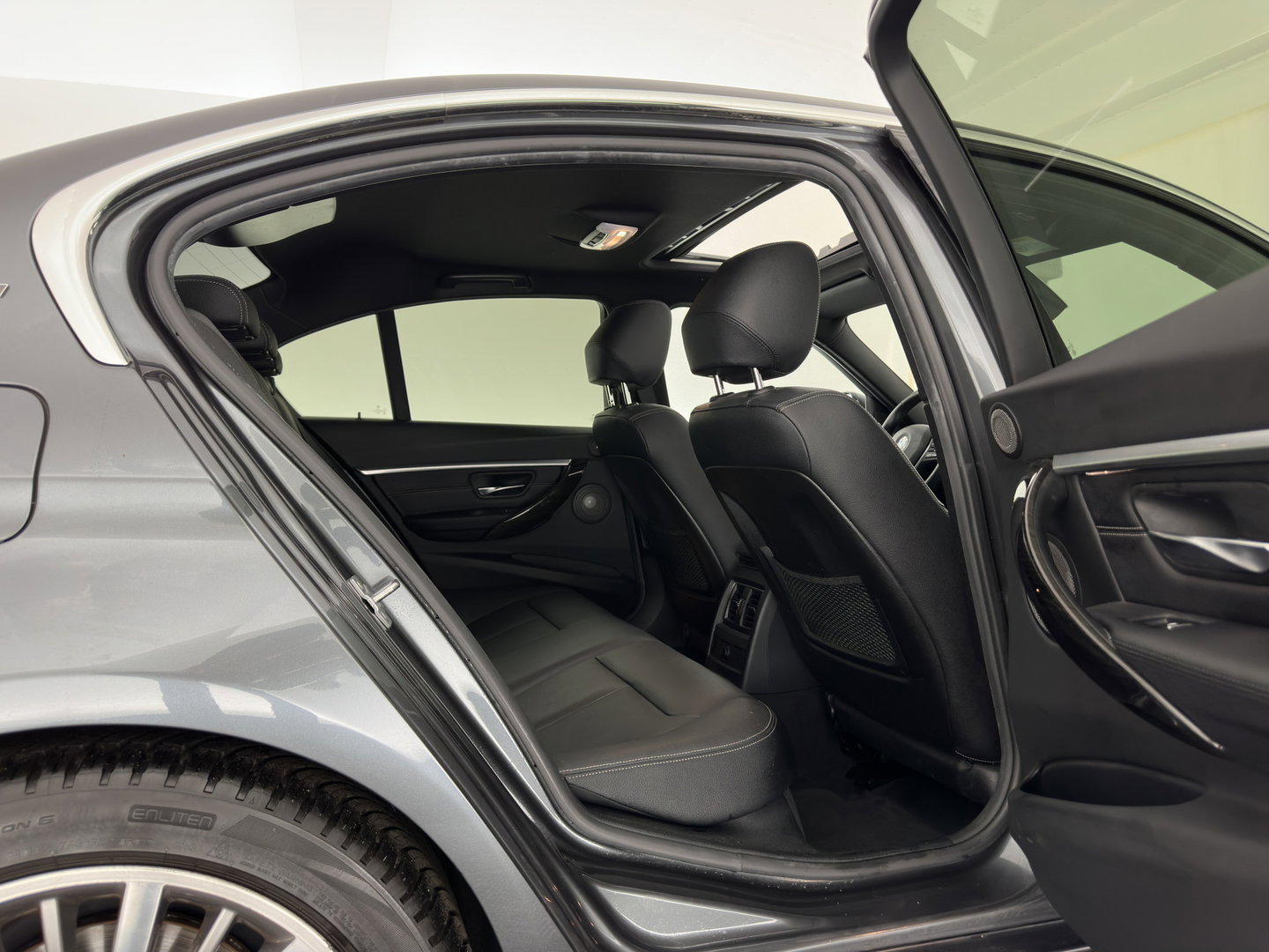 BMW 3-serie 330e High Executive (Plug-in) (INCL.BTW) Aut. *PANO | HEAD-UP | LEATHER | FULL-LED | MEMORY-PACK | HARMAN/KARDON | BLIND-SPOT | KEYLESS | CAMERA | NAVI-FULLMAP | DAB | PRIVACY-GLASS | ECC | PDC | 18''ALU*