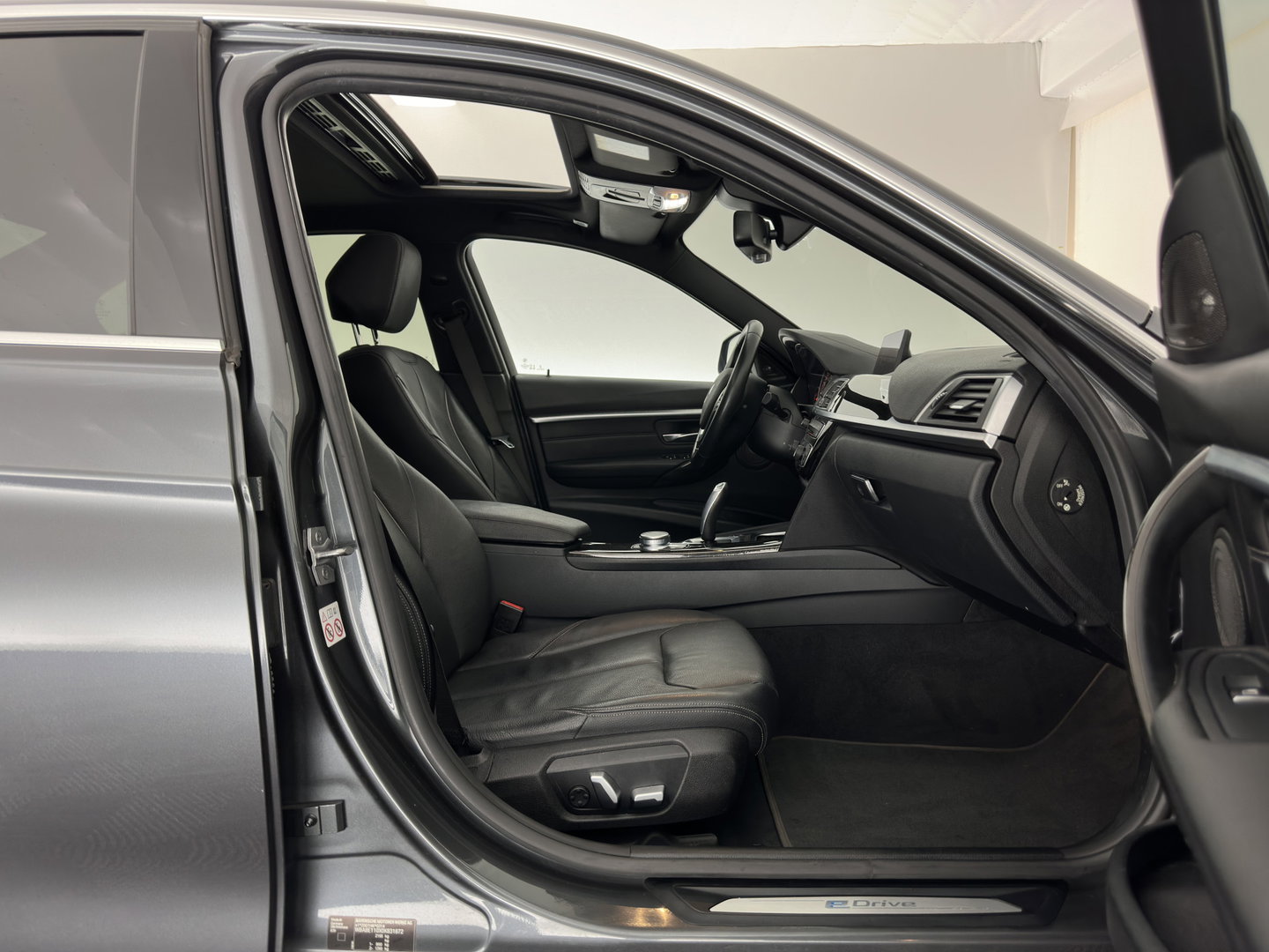 BMW 3-serie 330e High Executive (Plug-in) (INCL.BTW) Aut. *PANO | HEAD-UP | LEATHER | FULL-LED | MEMORY-PACK | HARMAN/KARDON | BLIND-SPOT | KEYLESS | CAMERA | NAVI-FULLMAP | DAB | PRIVACY-GLASS | ECC | PDC | 18''ALU*