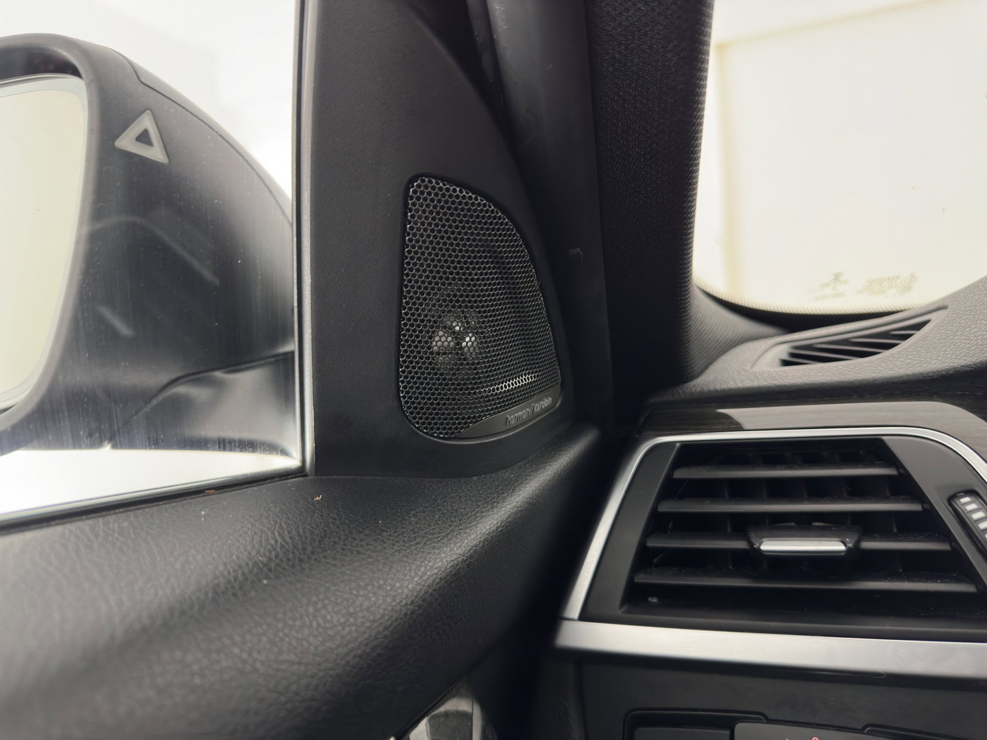 BMW 3-serie 330e High Executive (Plug-in) (INCL.BTW) Aut. *PANO | HEAD-UP | LEATHER | FULL-LED | MEMORY-PACK | HARMAN/KARDON | BLIND-SPOT | KEYLESS | CAMERA | NAVI-FULLMAP | DAB | PRIVACY-GLASS | ECC | PDC | 18''ALU*