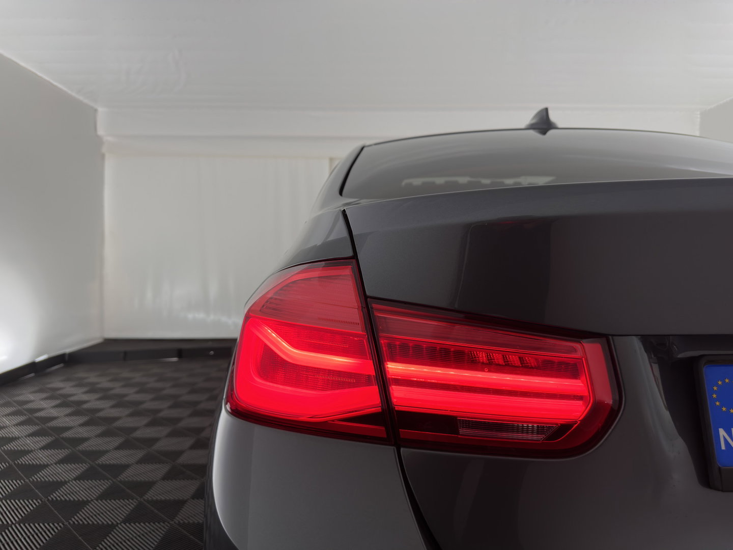 BMW 3-serie 330e High Executive (Plug-in) (INCL.BTW) Aut. *PANO | HEAD-UP | LEATHER | FULL-LED | MEMORY-PACK | HARMAN/KARDON | BLIND-SPOT | KEYLESS | CAMERA | NAVI-FULLMAP | DAB | PRIVACY-GLASS | ECC | PDC | 18''ALU*
