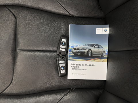 BMW 3-serie 330e High Executive (Plug-in) (INCL.BTW) Aut. *PANO | HEAD-UP | LEATHER | FULL-LED | MEMORY-PACK | HARMAN/KARDON | BLIND-SPOT | KEYLESS | CAMERA | NAVI-FULLMAP | DAB | PRIVACY-GLASS | ECC | PDC | 18''ALU*