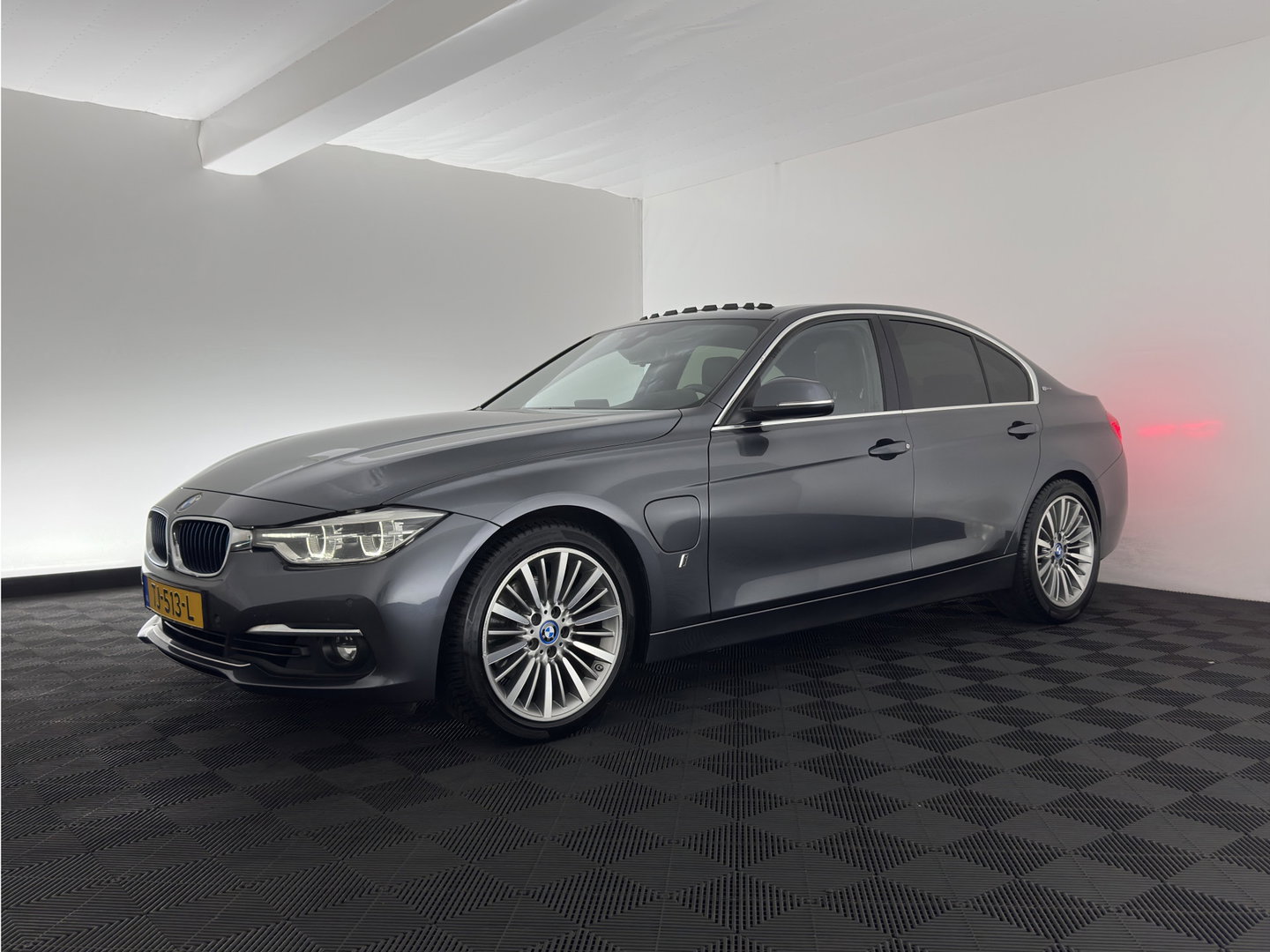 BMW 3-serie 330e High Executive (Plug-in) (INCL.BTW) Aut. *PANO | HEAD-UP | LEATHER | FULL-LED | MEMORY-PACK | HARMAN/KARDON | BLIND-SPOT | KEYLESS | CAMERA | NAVI-FULLMAP | DAB | PRIVACY-GLASS | ECC | PDC | 18''ALU*