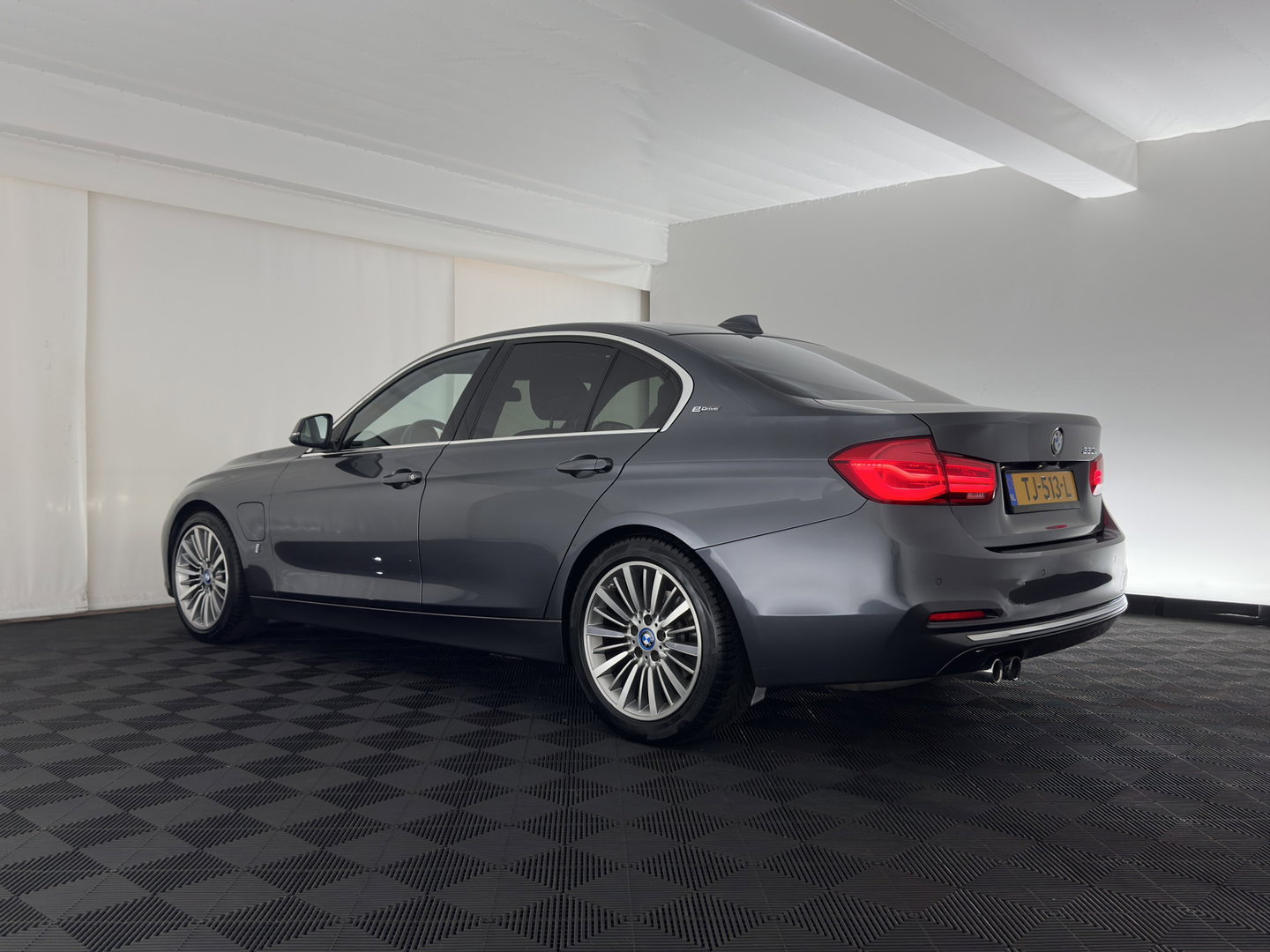 BMW 3-serie 330e High Executive (Plug-in) (INCL.BTW) Aut. *PANO | HEAD-UP | LEATHER | FULL-LED | MEMORY-PACK | HARMAN/KARDON | BLIND-SPOT | KEYLESS | CAMERA | NAVI-FULLMAP | DAB | PRIVACY-GLASS | ECC | PDC | 18''ALU*