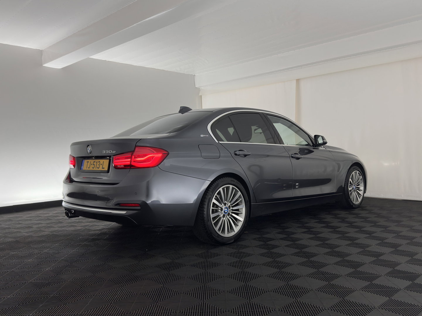 BMW 3-serie 330e High Executive (Plug-in) (INCL.BTW) Aut. *PANO | HEAD-UP | LEATHER | FULL-LED | MEMORY-PACK | HARMAN/KARDON | BLIND-SPOT | KEYLESS | CAMERA | NAVI-FULLMAP | DAB | PRIVACY-GLASS | ECC | PDC | 18''ALU*