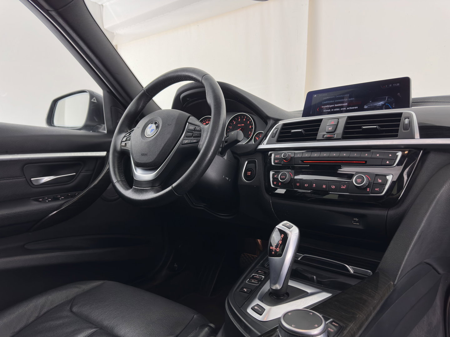 BMW 3-serie 330e High Executive (Plug-in) (INCL.BTW) Aut. *PANO | HEAD-UP | LEATHER | FULL-LED | MEMORY-PACK | HARMAN/KARDON | BLIND-SPOT | KEYLESS | CAMERA | NAVI-FULLMAP | DAB | PRIVACY-GLASS | ECC | PDC | 18''ALU*