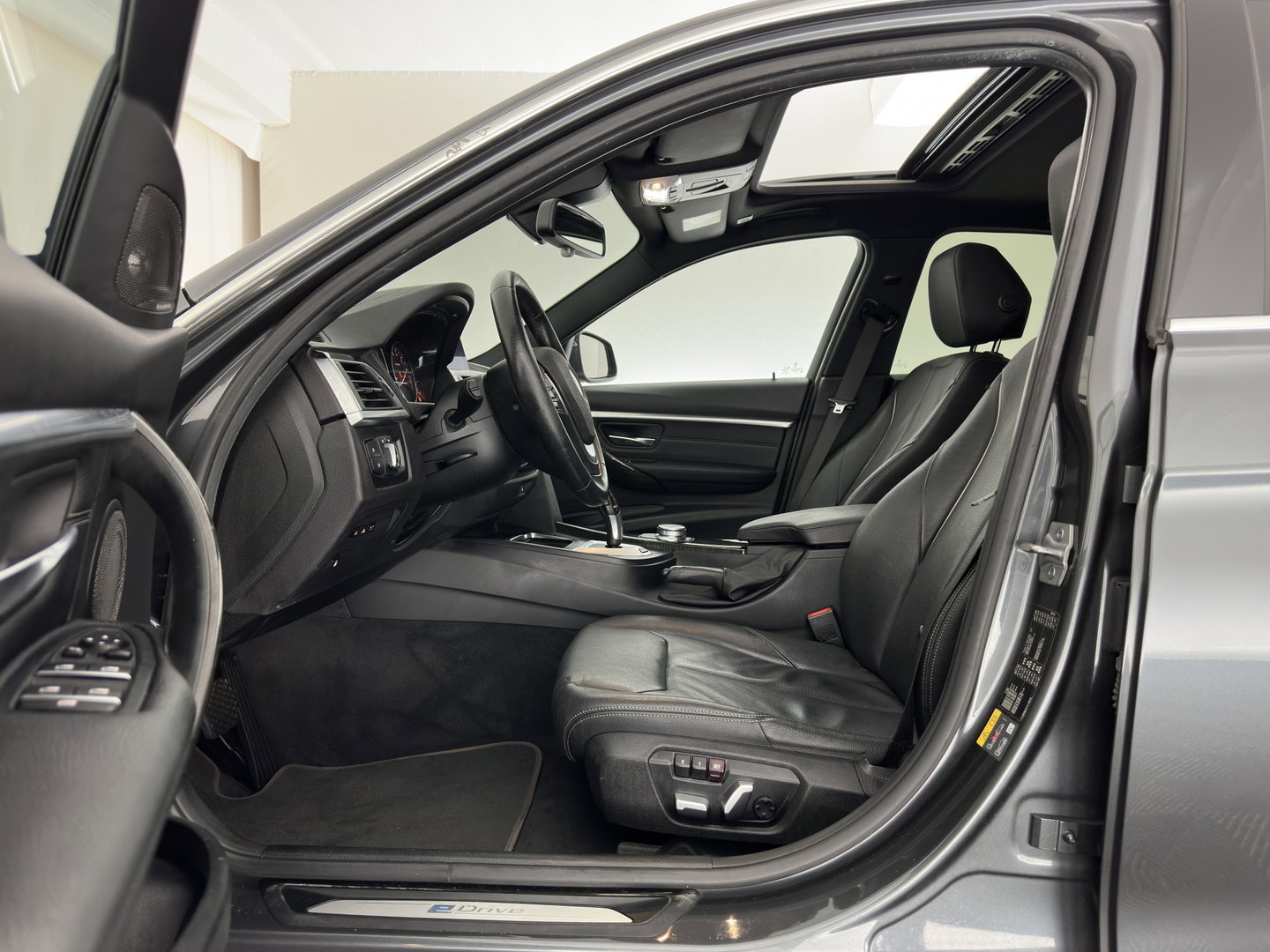 BMW 3-serie 330e High Executive (Plug-in) (INCL.BTW) Aut. *PANO | HEAD-UP | LEATHER | FULL-LED | MEMORY-PACK | HARMAN/KARDON | BLIND-SPOT | KEYLESS | CAMERA | NAVI-FULLMAP | DAB | PRIVACY-GLASS | ECC | PDC | 18''ALU*