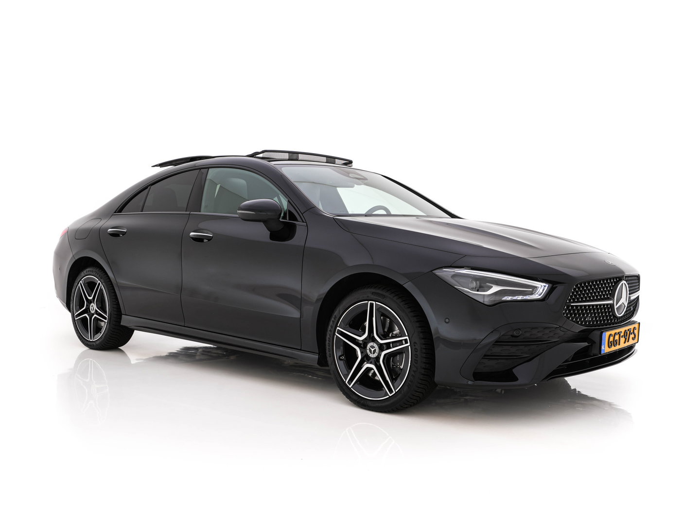 Mercedes-Benz CLA-Klasse 250 e Star Edition [3-Fase-11kW] {SoH-97%} (INCL.BTW) Aut. *PANO | LEATHER-MICROFIBRE | FULL-LED | HEATED-SPORTSEATS | AMBIENT-LIGHT | DIGI-COCKPIT | DAB+ | NAVI-FULLMAP | CAMERA | PRIVACYGLASS | SHIFTPADDLES | 18''ALU*