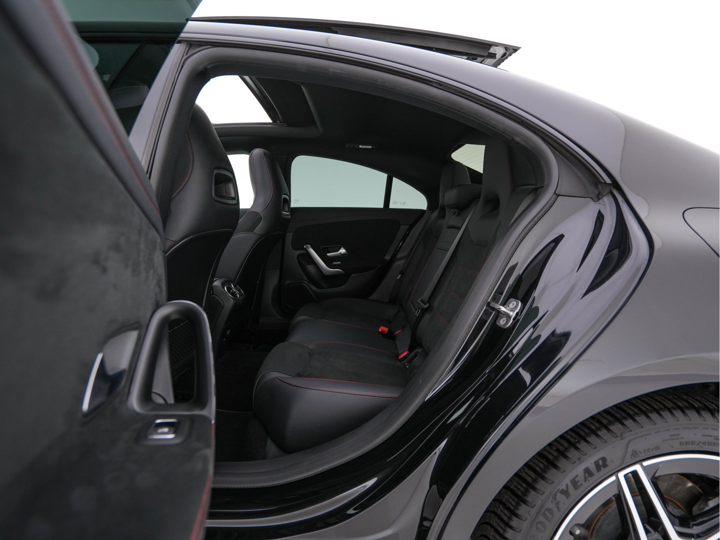 Mercedes-Benz CLA-Klasse 250 e Star Edition [3-Fase-11kW] {SoH-97%} (INCL.BTW) Aut. *PANO | LEATHER-MICROFIBRE | FULL-LED | HEATED-SPORTSEATS | AMBIENT-LIGHT | DIGI-COCKPIT | DAB+ | NAVI-FULLMAP | CAMERA | PRIVACYGLASS | SHIFTPADDLES | 18''ALU*