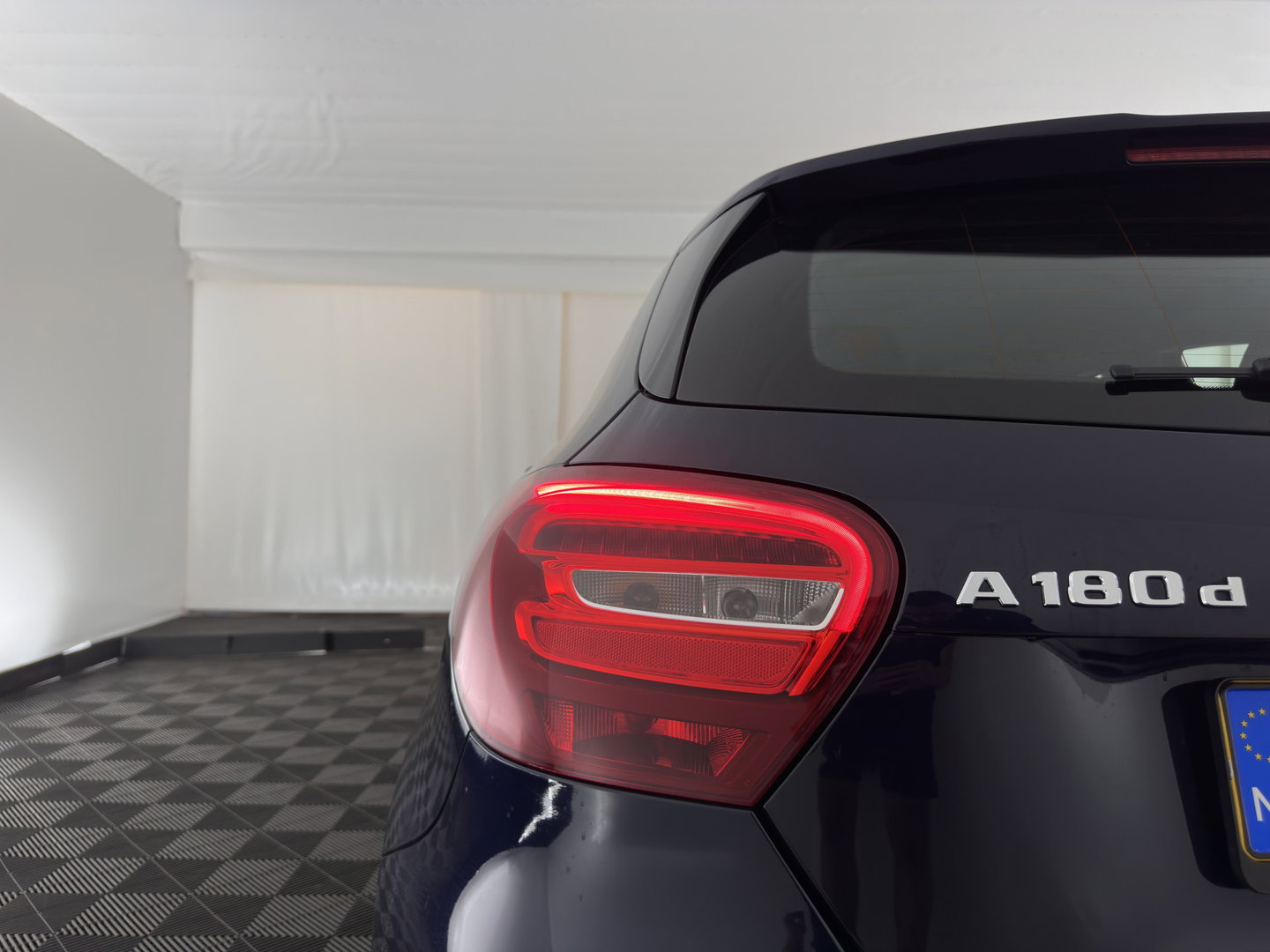 Mercedes-Benz A-Klasse 180 d Business Solution Aut. *LEATHER-FABRIC | NAVI-FULLMAP | CAMERA | AIRCO | COMFORTSEATS | CRUISE | SHIFTPADDLES | KEYLESS | TOWBAR | 16''ALU*