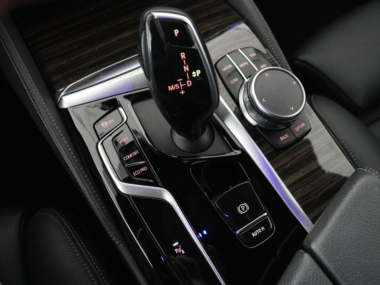 BMW 5 Serie Touring 520i High Executive Edition | Leder | Elektrische stoelen | Stoelverwarming | Cruise control | Sfeer verlichting | Carplay | Climate control | Camera | Park assist | Trekhaak