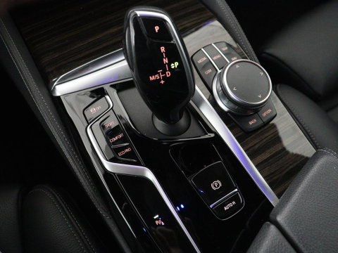 BMW 5 Serie Touring 520i High Executive Edition | Leder | Elektrische stoelen | Stoelverwarming | Cruise control | Sfeer verlichting | Carplay | Climate control | Camera | Park assist | Trekhaak