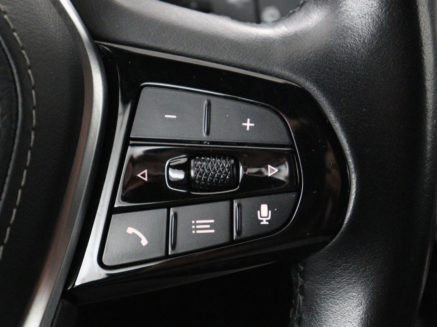 BMW 5 Serie Touring 520i High Executive Edition | Leder | Elektrische stoelen | Stoelverwarming | Cruise control | Sfeer verlichting | Carplay | Climate control | Camera | Park assist | Trekhaak