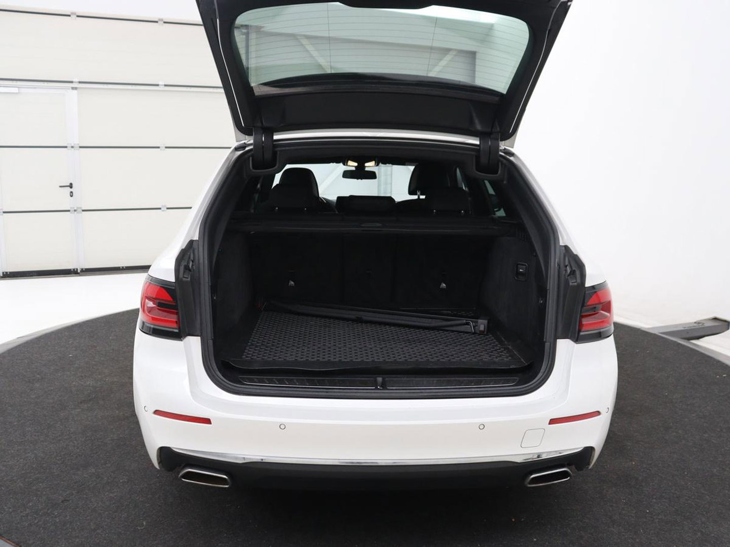BMW 5 Serie Touring 520i High Executive Edition | Leder | Elektrische stoelen | Stoelverwarming | Cruise control | Sfeer verlichting | Carplay | Climate control | Camera | Park assist | Trekhaak