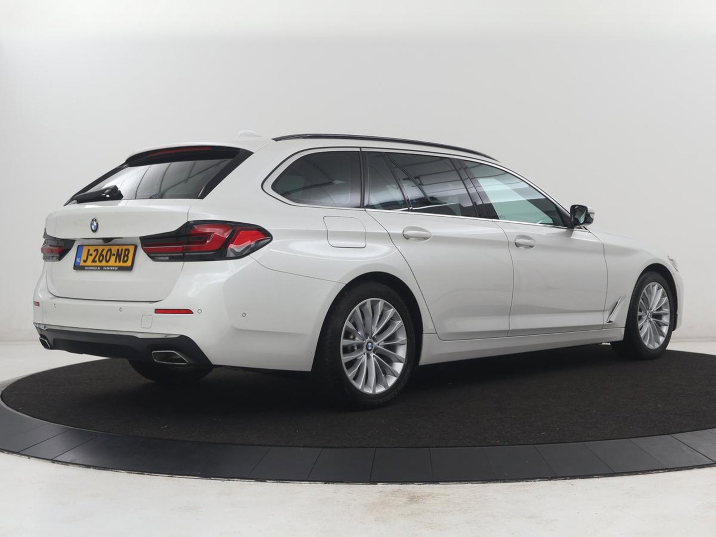 BMW 5 Serie Touring 520i High Executive Edition | Leder | Elektrische stoelen | Stoelverwarming | Cruise control | Sfeer verlichting | Carplay | Climate control | Camera | Park assist | Trekhaak