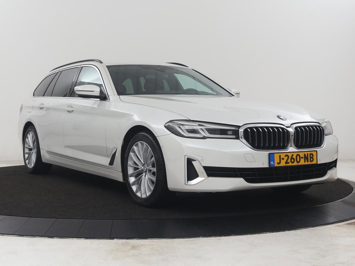 BMW 5 Serie Touring 520i High Executive Edition | Leder | Elektrische stoelen | Stoelverwarming | Cruise control | Sfeer verlichting | Carplay | Climate control | Camera | Park assist | Trekhaak