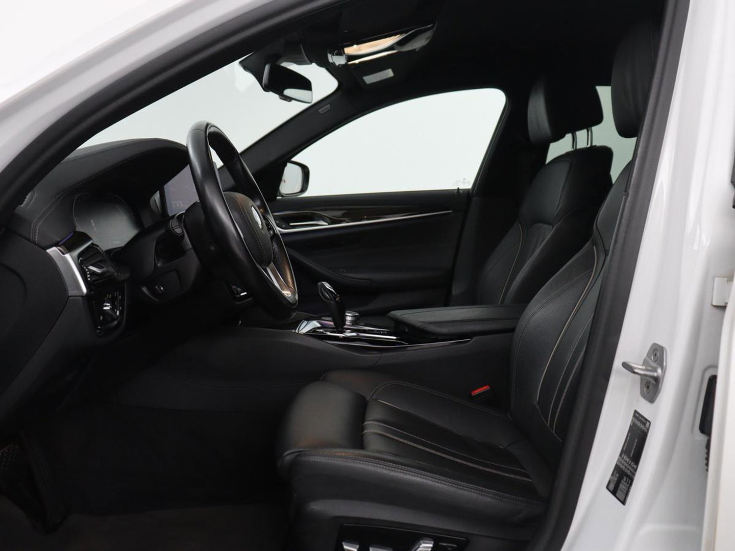 BMW 5 Serie Touring 520i High Executive Edition | Leder | Elektrische stoelen | Stoelverwarming | Cruise control | Sfeer verlichting | Carplay | Climate control | Camera | Park assist | Trekhaak