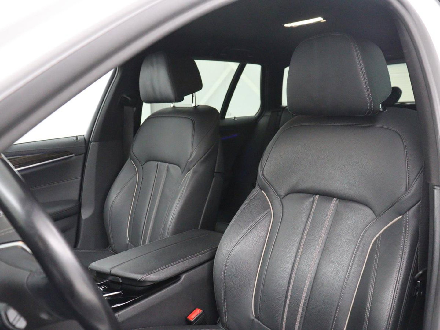 BMW 5 Serie Touring 520i High Executive Edition | Leder | Elektrische stoelen | Stoelverwarming | Cruise control | Sfeer verlichting | Carplay | Climate control | Camera | Park assist | Trekhaak