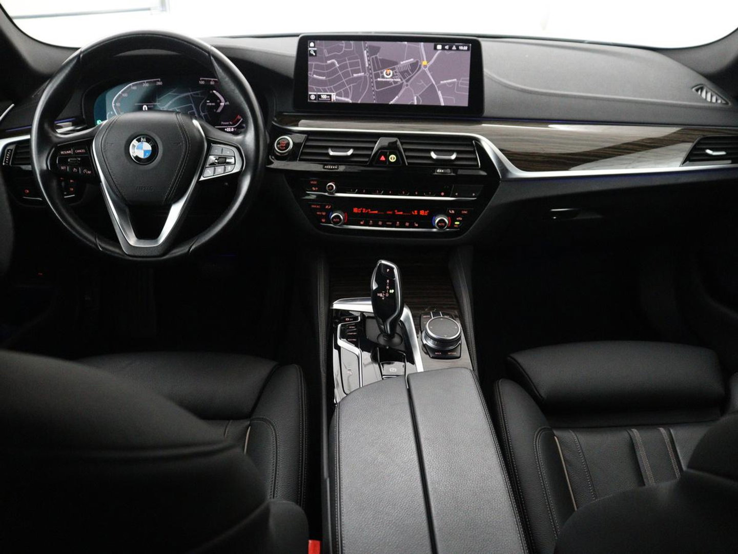 BMW 5 Serie Touring 520i High Executive Edition | Leder | Elektrische stoelen | Stoelverwarming | Cruise control | Sfeer verlichting | Carplay | Climate control | Camera | Park assist | Trekhaak
