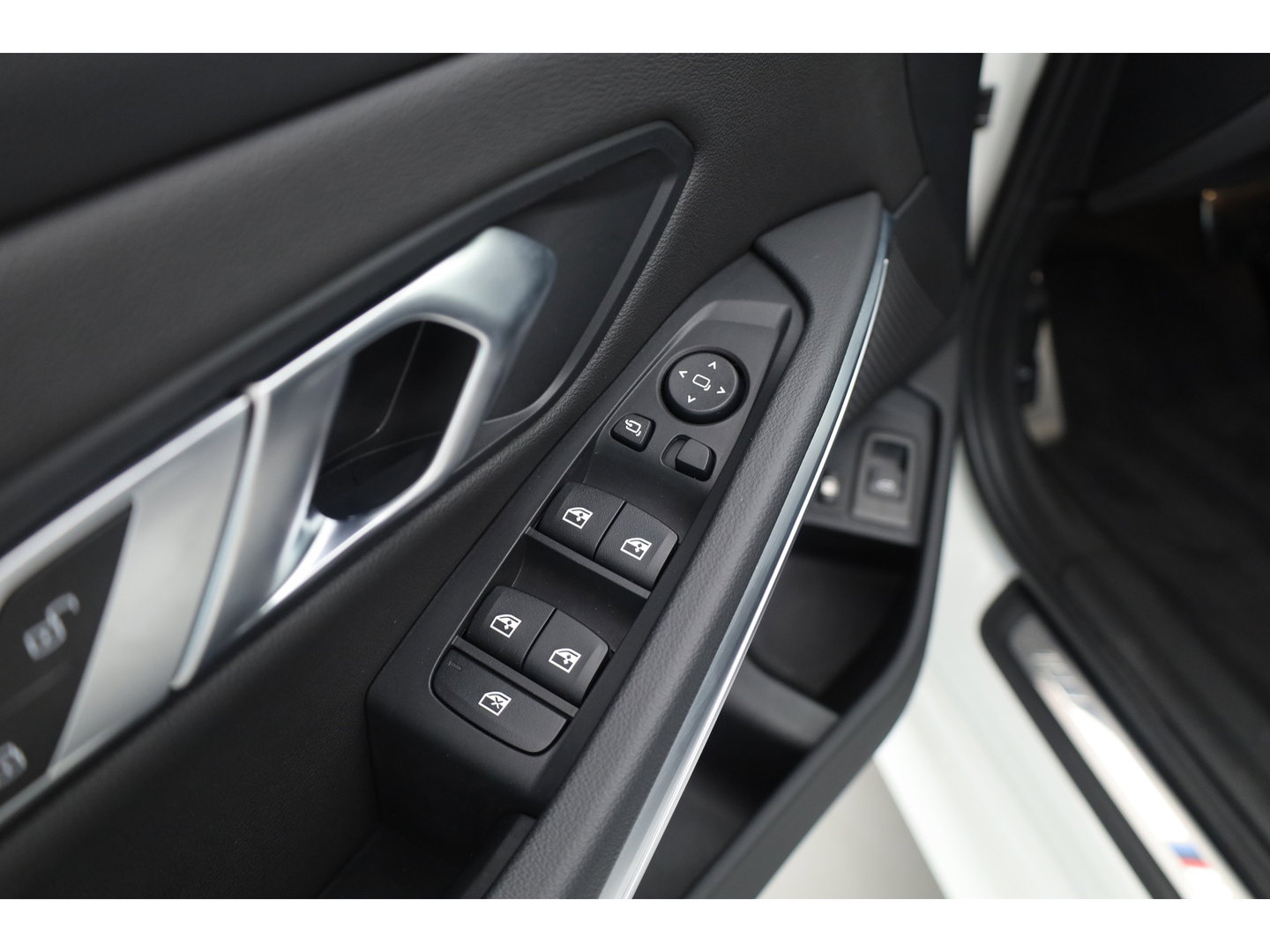 BMW 3-serie 330e M-Sport | Rijklaar! | Widescreen | ShadowLine | HUD | Dodehoek | Leder | Stuur-Stoelverw. | Nav+App.Connect | Sfeerverl. | Elek. Klep | LED | Rijmodus | Cruise V