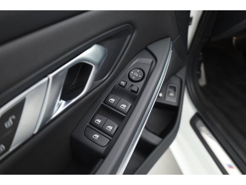 BMW 3-serie 330e M-Sport | Rijklaar! | Widescreen | ShadowLine | HUD | Dodehoek | Leder | Stuur-Stoelverw. | Nav+App.Connect | Sfeerverl. | Elek. Klep | LED | Rijmodus | Cruise V