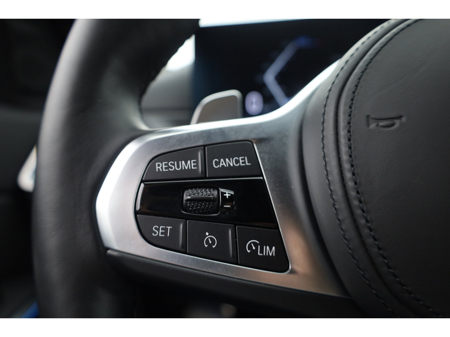BMW 3-serie 330e M-Sport | Rijklaar! | Widescreen | ShadowLine | HUD | Dodehoek | Leder | Stuur-Stoelverw. | Nav+App.Connect | Sfeerverl. | Elek. Klep | LED | Rijmodus | Cruise V