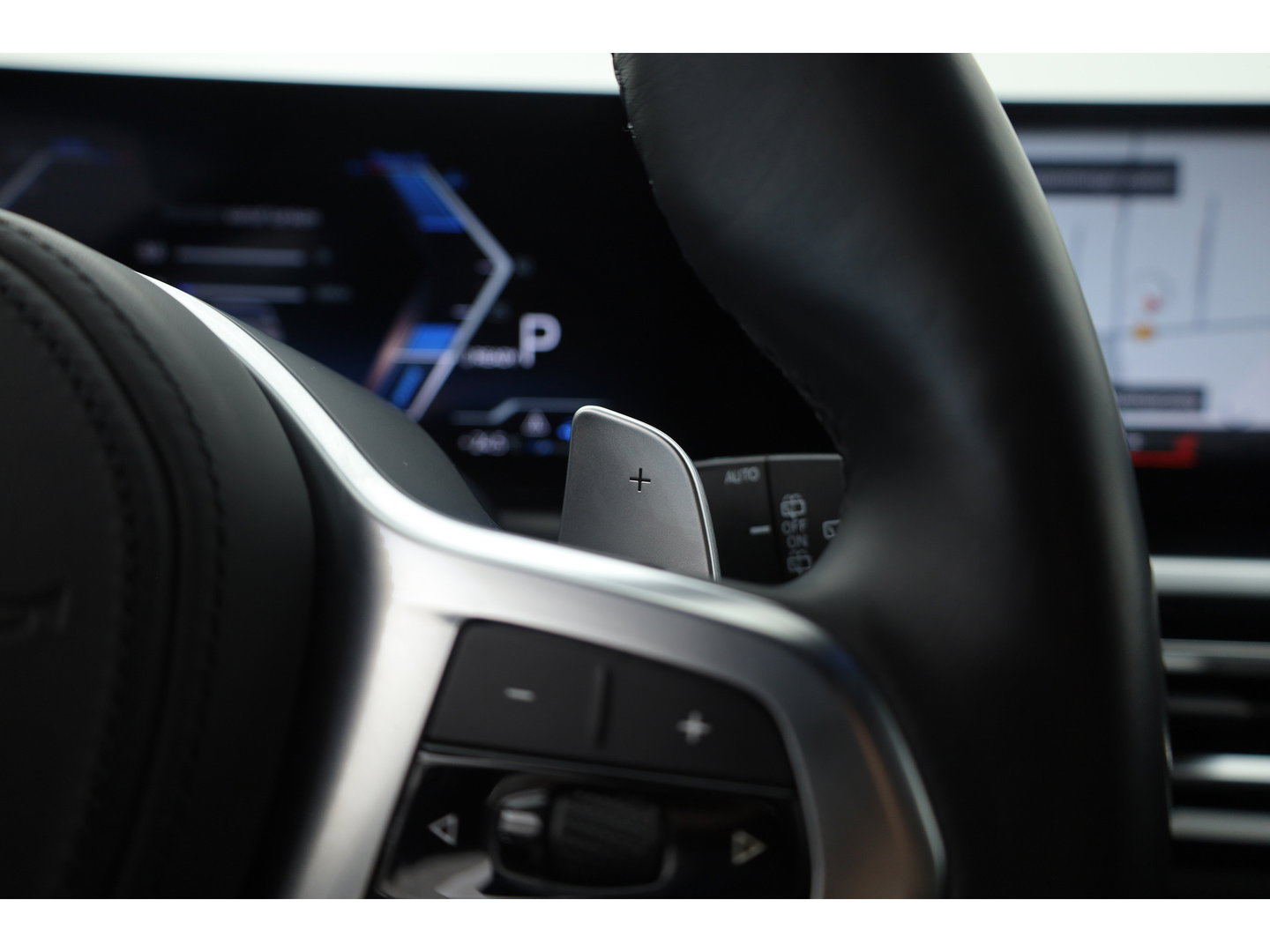 BMW 3-serie 330e M-Sport | Rijklaar! | Widescreen | ShadowLine | HUD | Dodehoek | Leder | Stuur-Stoelverw. | Nav+App.Connect | Sfeerverl. | Elek. Klep | LED | Rijmodus | Cruise V