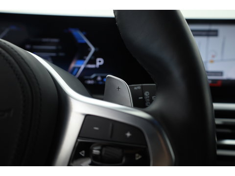 BMW 3-serie 330e M-Sport | Rijklaar! | Widescreen | ShadowLine | HUD | Dodehoek | Leder | Stuur-Stoelverw. | Nav+App.Connect | Sfeerverl. | Elek. Klep | LED | Rijmodus | Cruise V