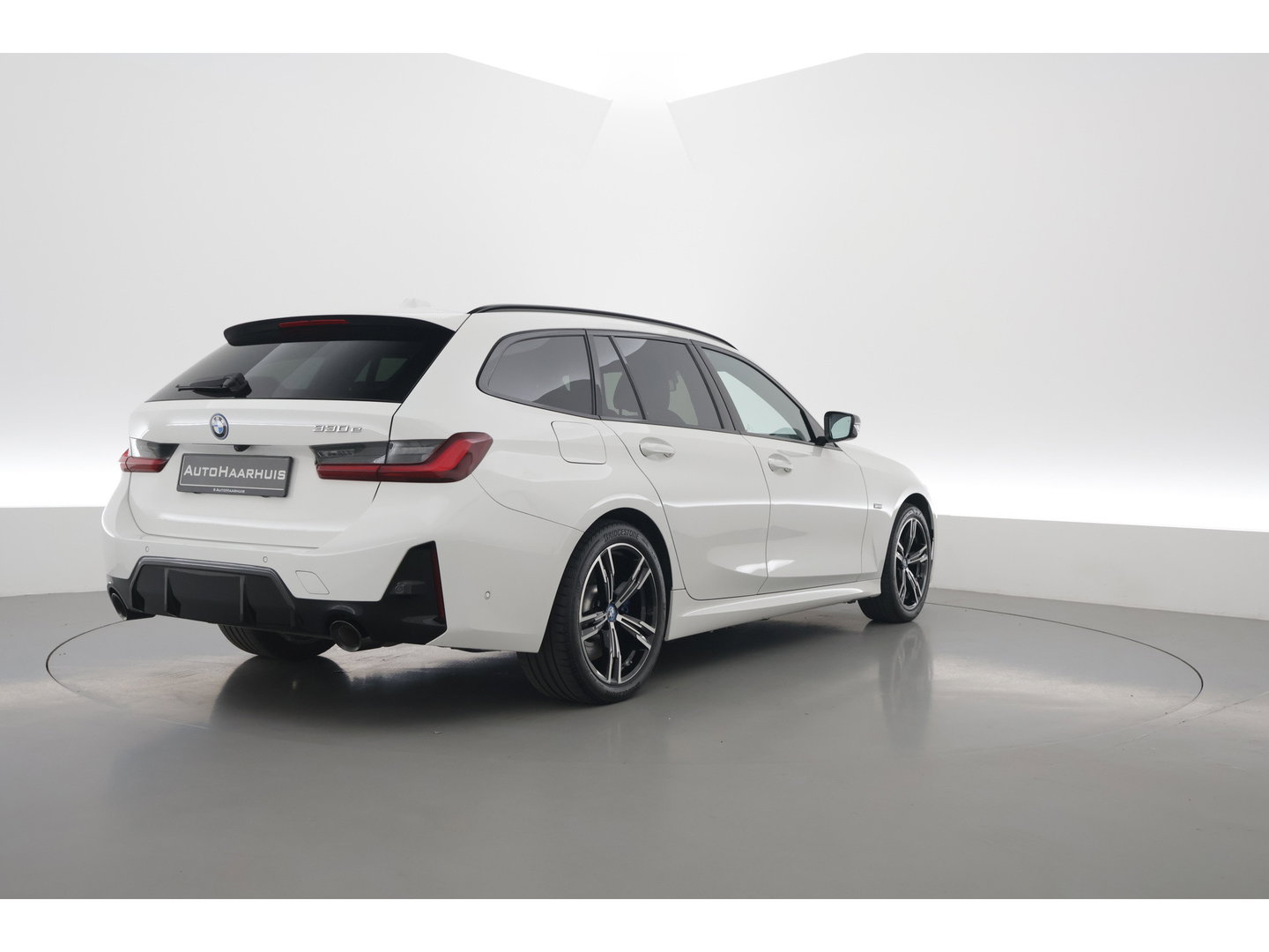 BMW 3-serie 330e M-Sport | Rijklaar! | Widescreen | ShadowLine | HUD | Dodehoek | Leder | Stuur-Stoelverw. | Nav+App.Connect | Sfeerverl. | Elek. Klep | LED | Rijmodus | Cruise V