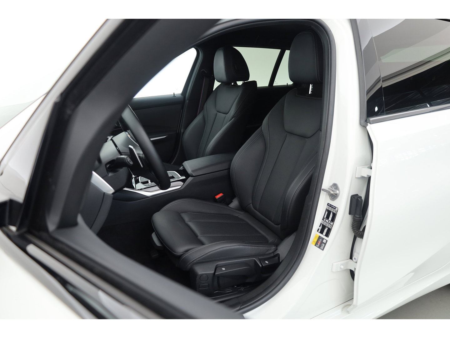BMW 3-serie 330e M-Sport | Rijklaar! | Widescreen | ShadowLine | HUD | Dodehoek | Leder | Stuur-Stoelverw. | Nav+App.Connect | Sfeerverl. | Elek. Klep | LED | Rijmodus | Cruise V