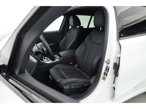 BMW 3-serie 330e M-Sport | Rijklaar! | Widescreen | ShadowLine | HUD | Dodehoek | Leder | Stuur-Stoelverw. | Nav+App.Connect | Sfeerverl. | Elek. Klep | LED | Rijmodus | Cruise V